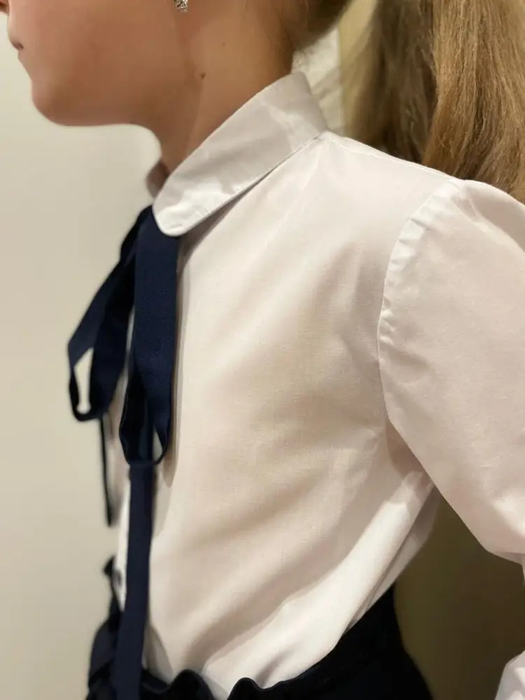 Наша любимая блуза! Заказала вторую на смену спустя пол года. На фото после многочисленных стирок. Оказалась самой удобной в носке и в уходе, легко гладится, отстирывается без усилий. Идеальные швы. Спасибо продавцу, это находка.