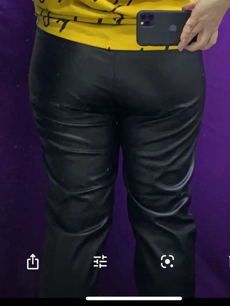 При первом заказе брюки прекрасно сели спереди, но сзади очень сильно сборили возле колена.  Вторая пара отличалась и уже не было такого заметного изъяна. Экокожа не тонкая и хорошо держит форму.