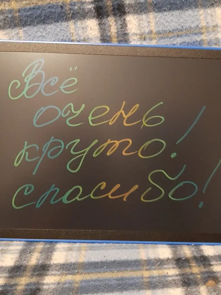 Очень классный планшет . Цвета яркие , очень прост в использовании . Покупайте смело , не пожалеете