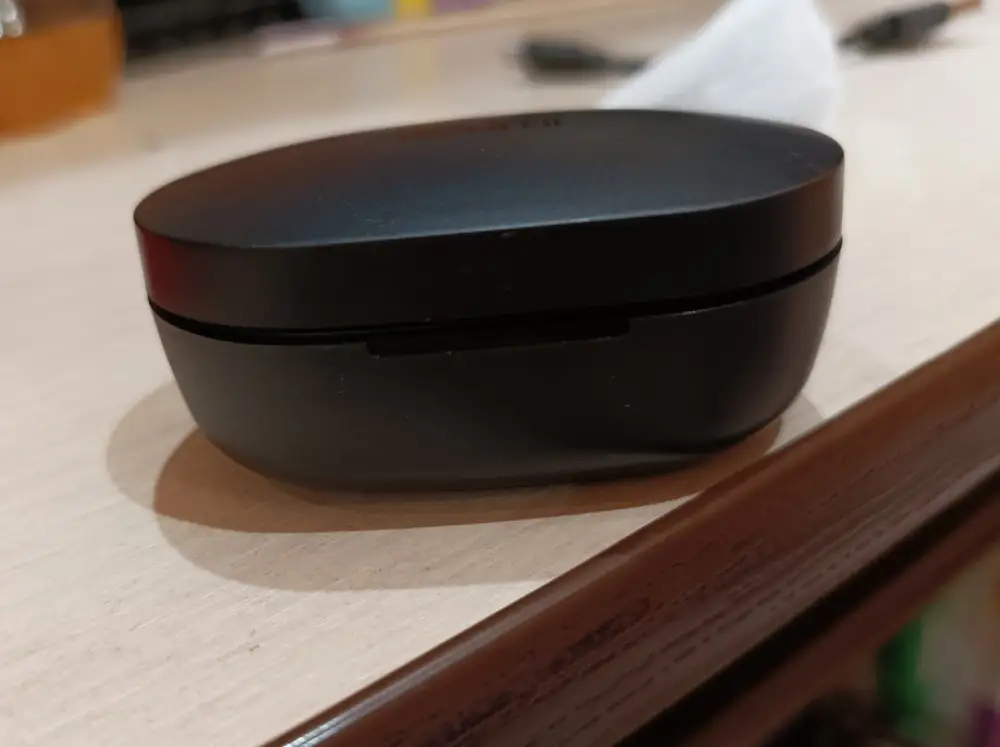 Звук хороший, подключились сразу, пока не проверяла сколько держится зарядка. Сама коробочка, в которой наушники не закрываются.