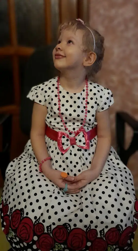 Платье супер!!! В размер. Внизу подклад  из х/б. Упаковано в длинный пакет с вешалкой. Дочке очень понравилось!