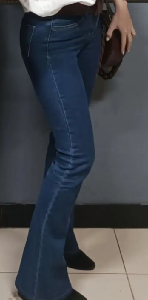 Была приятно удивлена, сидят шикарно, ткань тянется, но не слишком тонкая, на рост 164 подрезала длину, посадка по талии оптимальная, не высокая и не низкая. Каждый раз надевая эти джинсы, получаю комплименты))