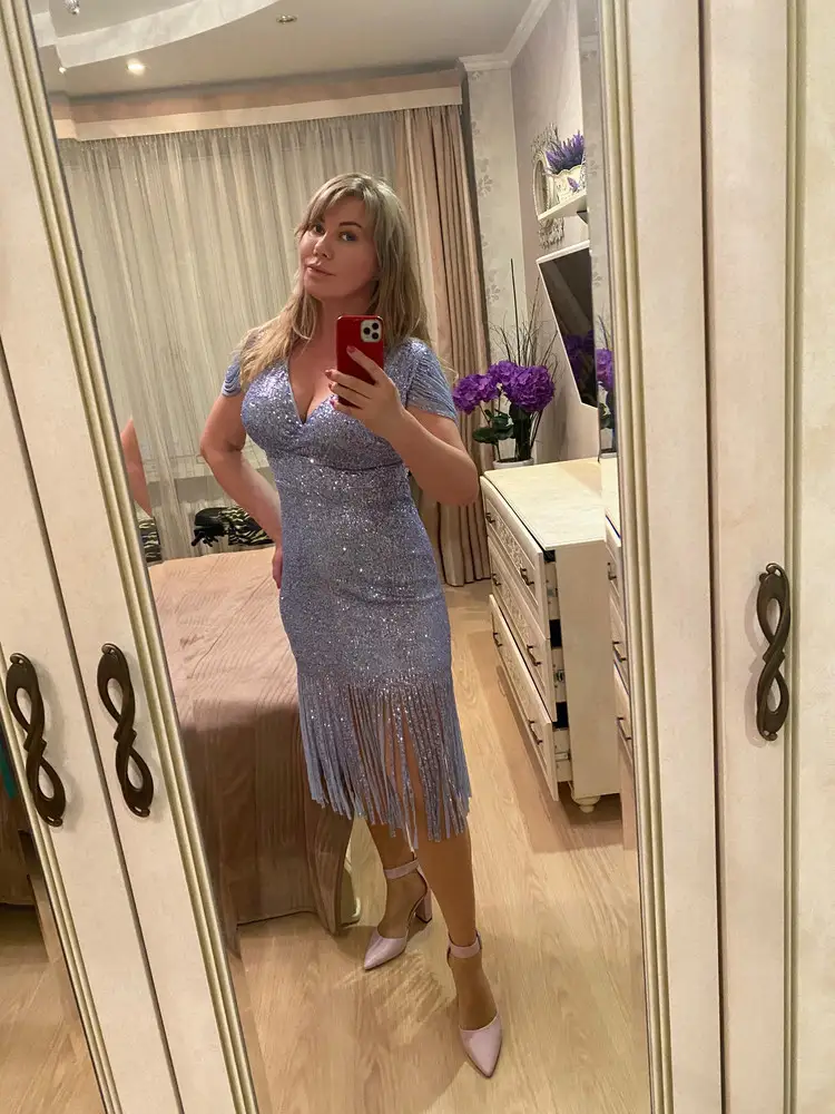 Платье очень красивое 👍 голубой цвет плавно переливается в нежно - розовый 💖ну , просто глаз не оторвать … пайетки слегка осыпаются , но не критично . Фигуру можно подкорректировать утягивающими колготками 👌… платье маломерит , ношу 48 ,купила 50 … в такой красоте буду отмечать свой юбилей 50 лет 🥳🎂… Спасибо производителю и команде WB , я в восторге ❤️💃