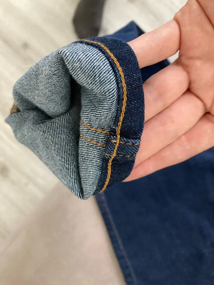 Отличные джинсы за эту цену. Раньше носила Levi’s, но после того, как магазины закрылись, а они стали за 8-12 тыс тут на вб присылать тончайшие паршивые кривые штаны, эти стали лучшей альтернативой. Только эти на размер больше взяла. На 42-44 28р. Длина на рост 162 отличная, ничего не нужно подшивать. Лекало хорошее, ткань чуть излишне тянется и тонковата, но опять же цена/качество. Об оригинальности судить не берусь, но строчки все ровные, аккуратные. Спасибо.