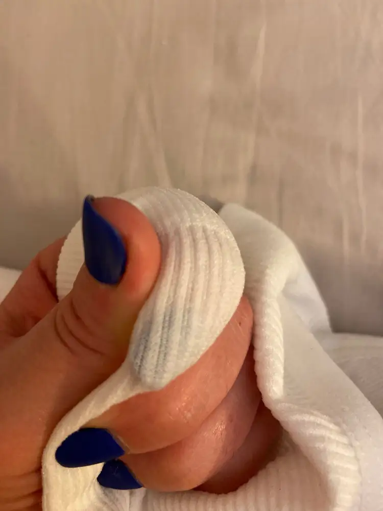 Брала по отзывам! Но очень девшего выглядит! На фото кулиска , на самом деле ее нет. Упаковано в простой пакет с почты, который еще и порванный был. Не знаю в чем восторг остальных, но белье просвечивает. Лучше не жалеть денег и купить нормальное белье. Материал очень дешевый . Первый раз такая ерунда. Ну чего еще ожидать за 300 рублей. Если вы думаете это белье как из эйчика- нет!