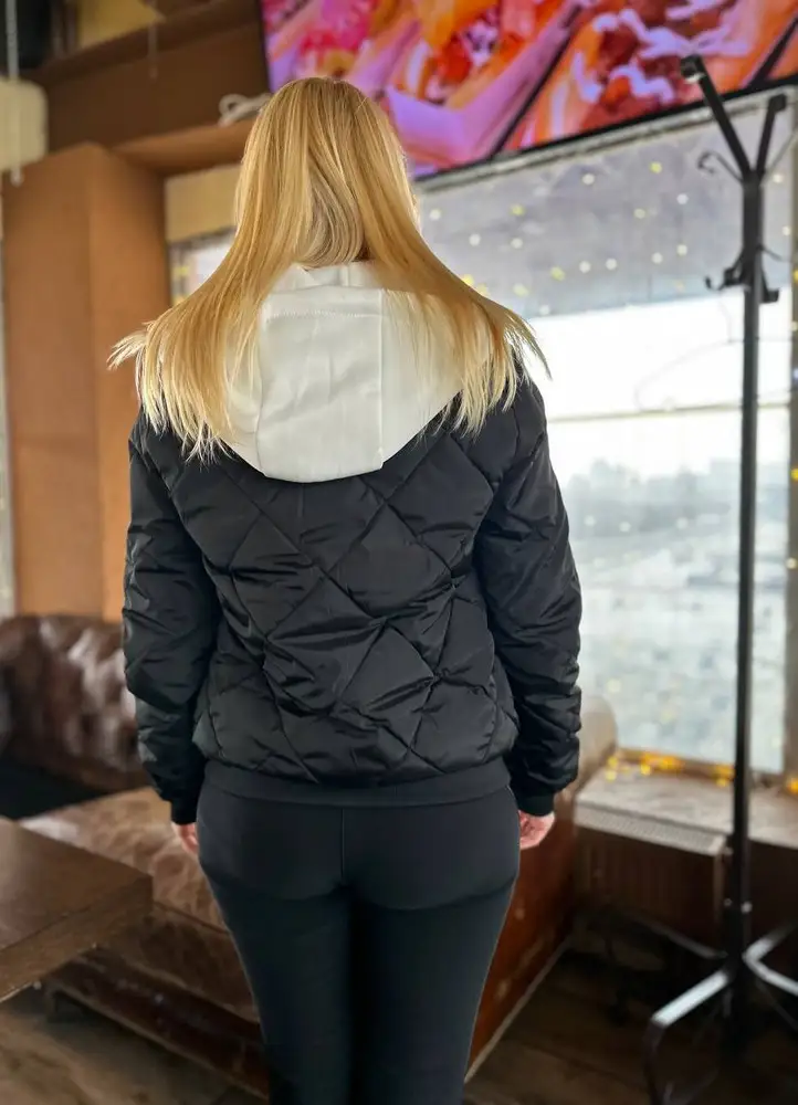 Мне очень понравилась эта весенняя курточка! Легкая, мягкая, но теплая. Куртка стеганая, прошита очень хорошо, нигде не торчат нитки, швы все ровненькие, аккуратные. Модель укороченная, не сковывает движения. Удобные резинки на рукавах и по низу куртки, чтобы не поддувало. Смотрится очень красиво. Очень достойный вариант за приятную цену.