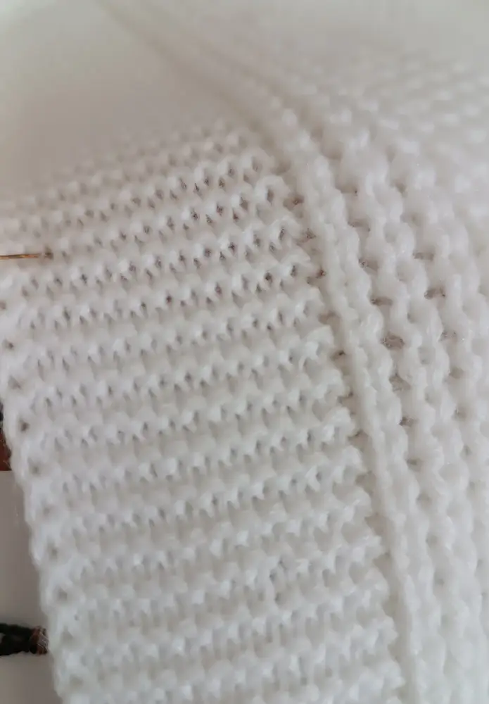 Очень тёпленький, качество нереально хорошее, очень понравился буду носить, но мне оказался чуть большиват