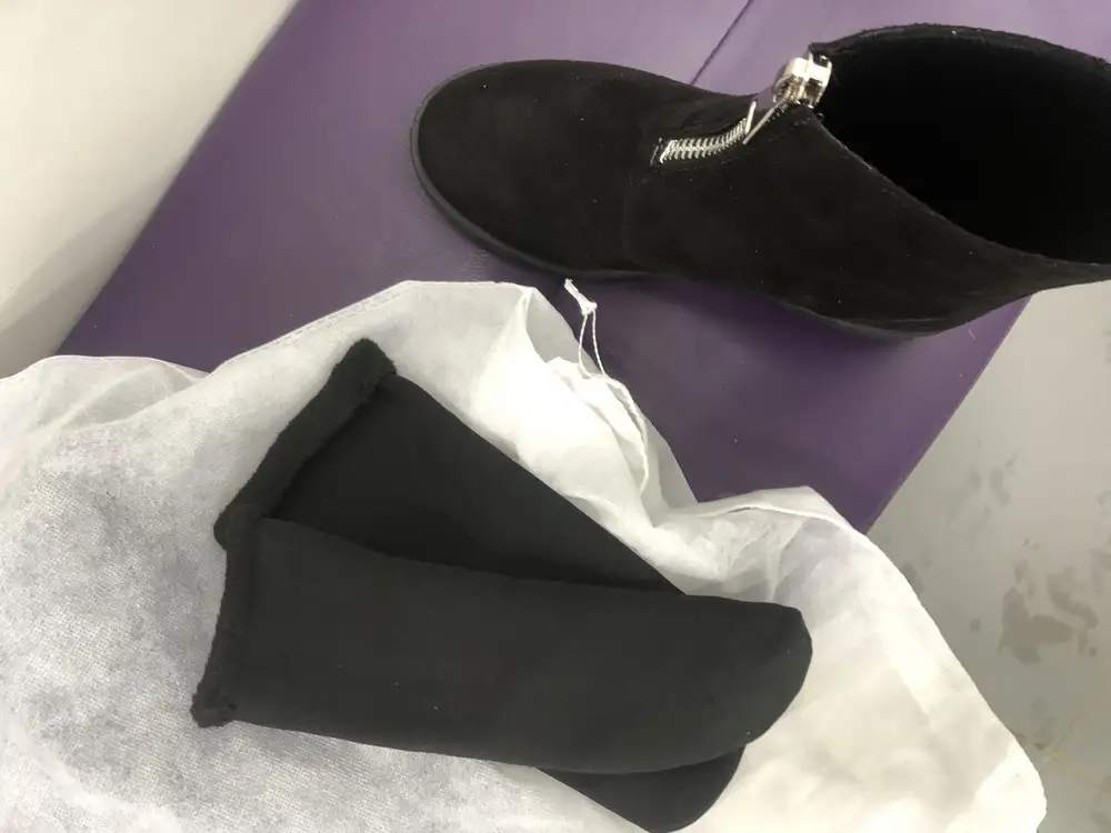 Получила заказ😍хорошие сапожки, заранее заказала на весну!😏хотя можно и сейчас носить, пришли в коробке, сами сапожки в чехле😌внутри специальные тёплые носочки очень тёплые и плотные, заказом довольна🫶🏻быстрая доставка, размер подошёл🥰спасибо продавцу🔥