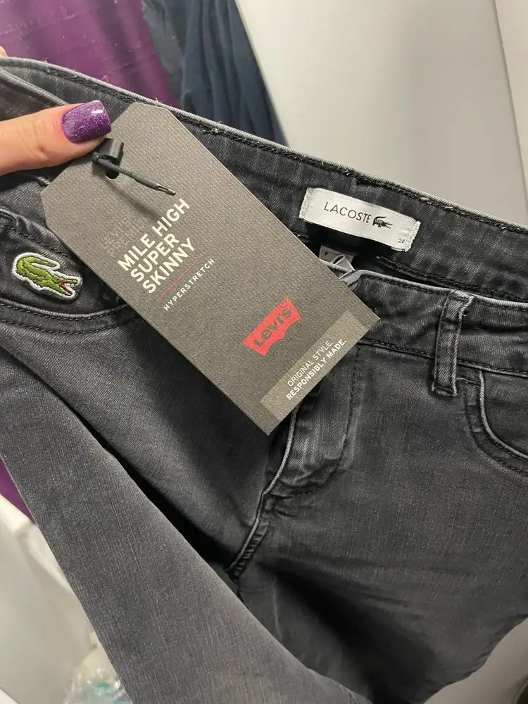 Вместо “Levi’s” прислали джинсы “Lacoste” с биркой  “levi’s”. Пробовала заказать дважды, но итог один и тот же. Очень жалко сниженного процента выкупа….