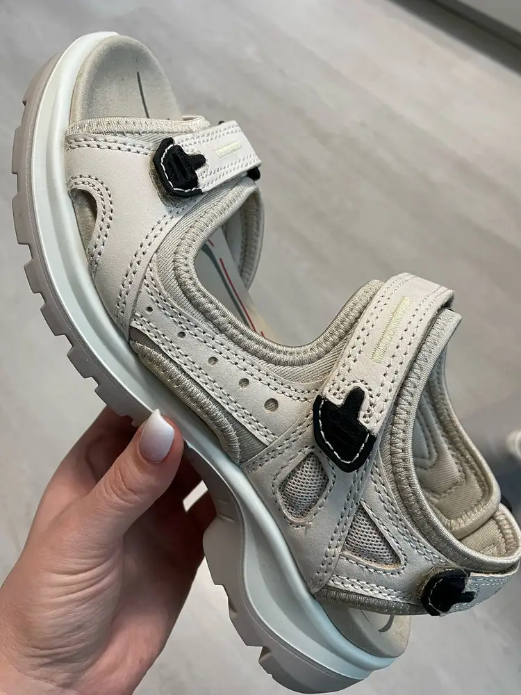 Супер качество)) я люблю эко) другого не ждала) правда на вб первый раз покупала. С размером: все зависит от модели.100%. У меня сандали эко 40, ботинки 39, кроссовки 40. По см мой размер 39. Эти сандали на мой 39 тоже 40 подошли. Хочется понять отзывы «не оригинал/подделка».. Как вы это опредяете ? Ментально? По моим фото видно как все сделано. Разницы с купленными в магазине не заметила совсем.