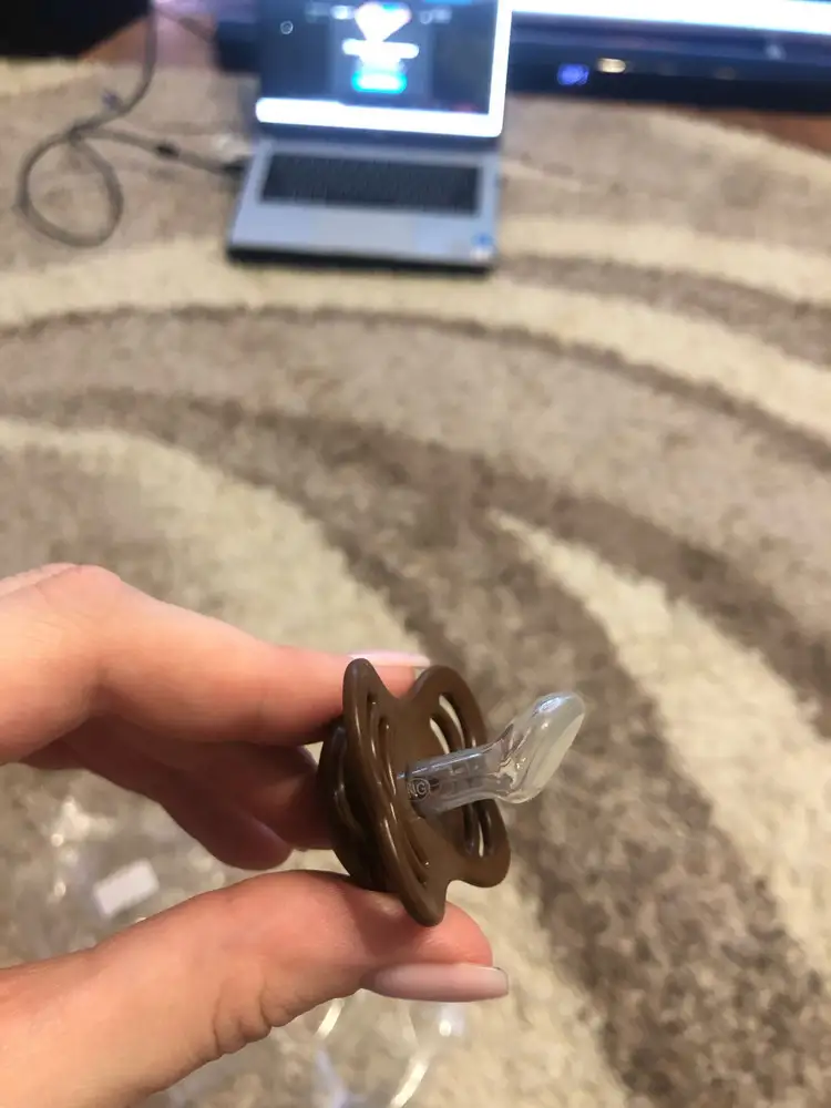 Соска классная, пока не знаю подойдет ли малышке, но на вид соска хорошая😍 минус-пришла в залитой упаковке. Хотелось бы, чтобы такой товар упаковывали тщательнее.