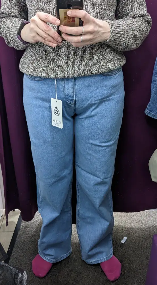 На рост 166 и размер 44/46 по длине и в талии сели хорошо, комфортно. Но впереди на бедрах складка, некрасиво и очень бросается в глаза. Брала голубые 38 (44) и такие же синие 40 (46), складка на обоих.
Размер 40 (46) в талии свободен.