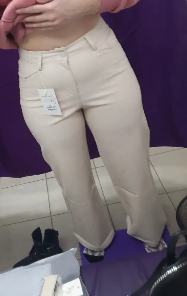 Хорошие брюки ,выбирала между молочными и чёрными, выкупила молочные ,в живую смотрятся по лучше ,цвет красивый, мягкие ,хорошо тянутся,на рост 160 немного длинноваты,но под каблук или высокую подошву как раз,посмотрю как будут в носке,закажу ещё чёрные