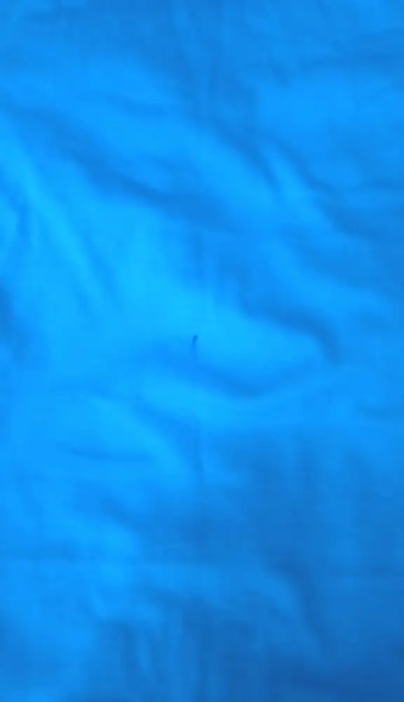 Очень обидно! Не первый раз заказываю такую футболку, всё было прекрасно. На этой посередине то ли не прокрас, то ли ручкой. И берёт ещё ВБ за возврат по вине поставщика! Когда со стороны ВБ это прекратиться!? И как такое пятно пропускает поставщик и служба проверки на ВБ?