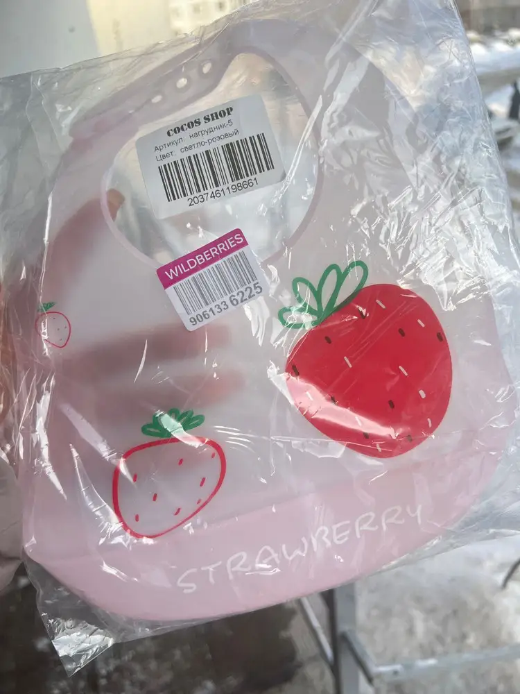 Классный нагрудник, рисунок красивый, очень лёгкий и полупрозрачный. Дочка не чувствует его, спокойно кушает.