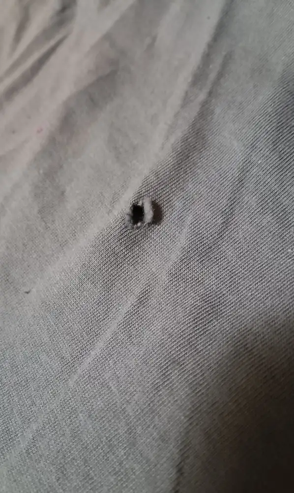 Так себе футболка, маломерит! 56 размер на 52-54 только подойдёт, чтоб не в обтяжку было. Ещё и с дыркой! Выкупила за 240 р, так как 100 р всё равно снимут, хотя она с браком, но доказывать это долго. Для работы пойдёт.