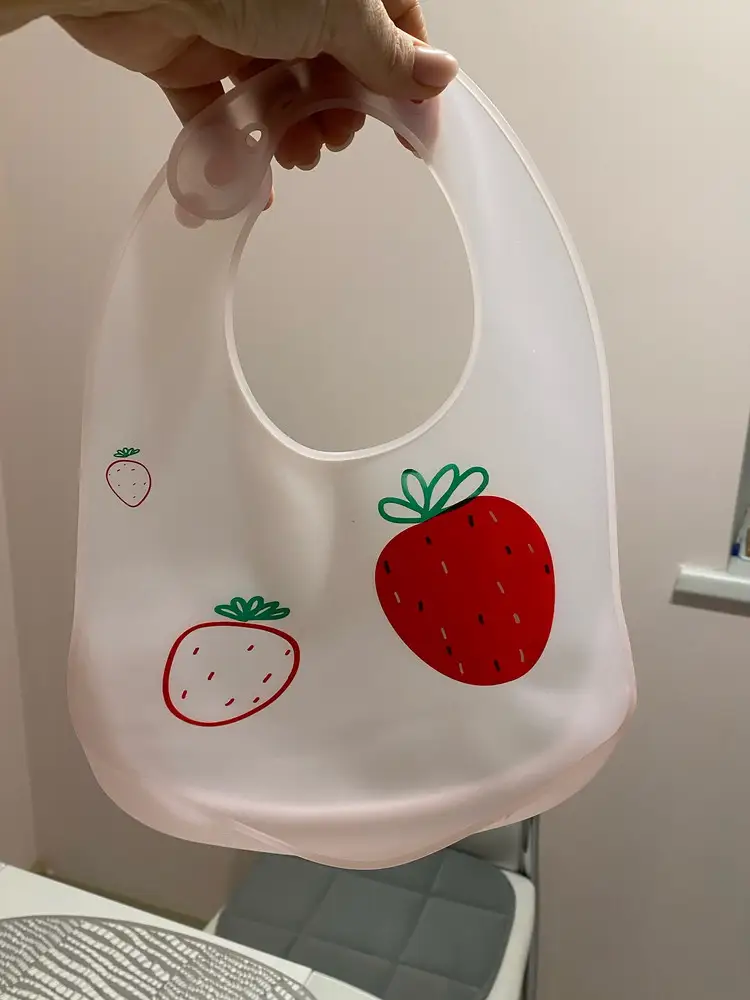 Мягкий, эластичный нагрудник. Комфортный для ребёнка. После кормления достаточно ополоснуть водой или протереть тряпкой. Очень понравился своим функционалом.