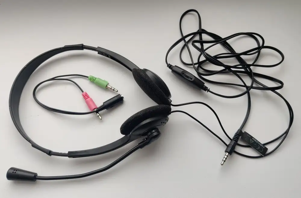 Брал Trust PRIMO как самую дешовую проводную не USB гарнитуру на случай подмены. Качество звука микрофона и наушников приемлемое. За такую цену (~4$) придраться не к чему.
Но не советую для постоянного использования, хлипкие (соответствуют своей цене).
Собирался покупать простой микрофон, но за его цену купил эту гарнитуру)))