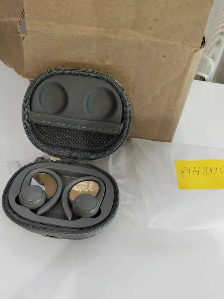 Левый наушник не работает. Я так понимаю его готовили на возврат,но почему то прислали как товар . Возврат .