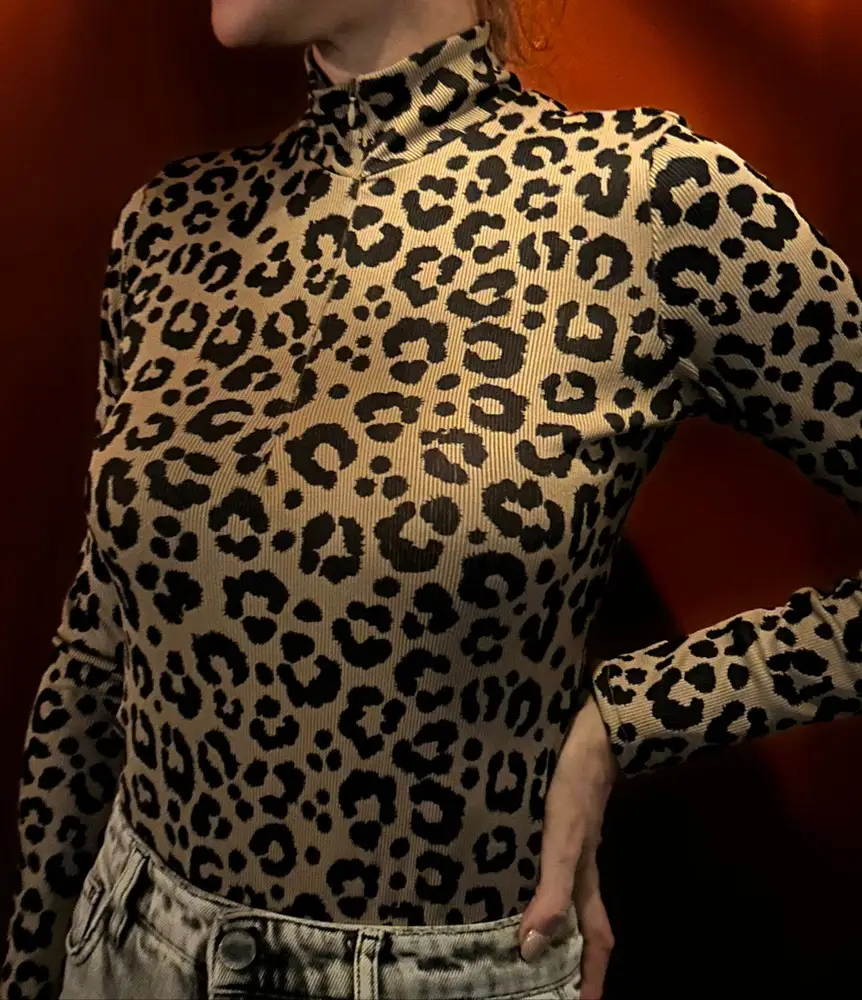 Боди отличный. Очень хорошее качество. Нитки не торчат. Боди хорошо сел по фигуре. У меня 46. Рекомендую