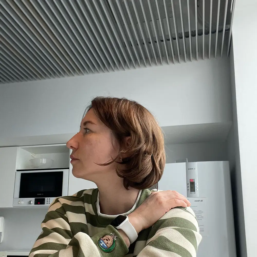 Шикарный свитшот. Качественная ткань, хороший пошив, интересные элементы отделки, которые выделяют эту вещь среди множества других на эти маркеталейсе. После стирки сохранил цвет, не деформировался. Супер качественная вещь👍