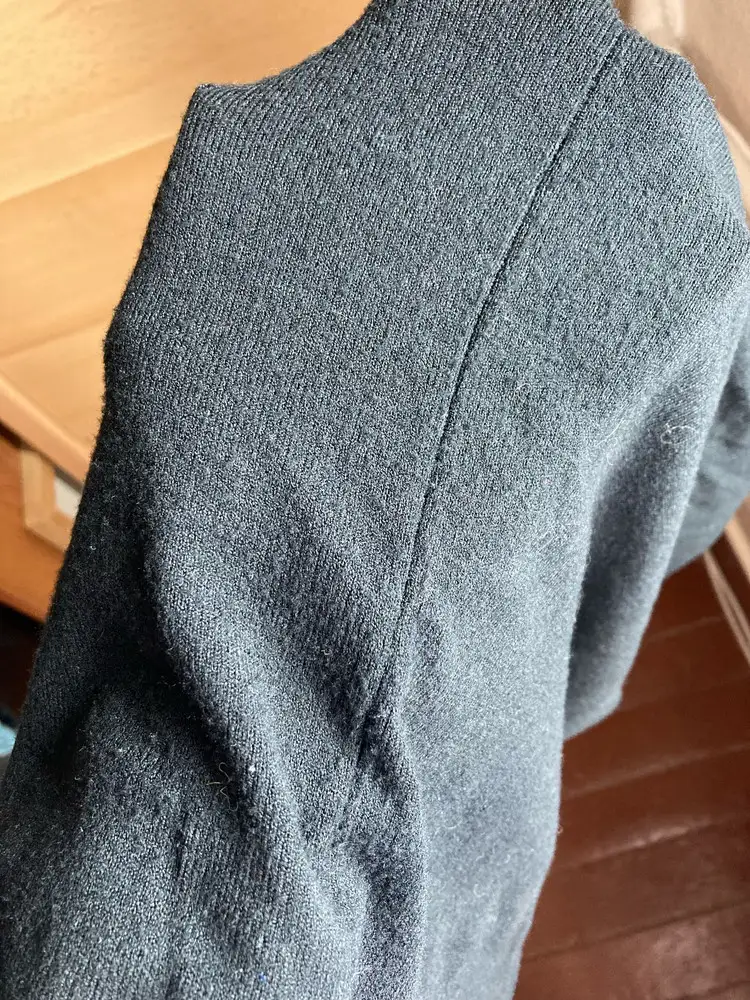 Водолазка в размер, мягкая, приятная. Большой выбор цветов и по цене, я купила, 592 руб. Но, 2 раза наделы и уже катушки. На повседневку не сойдет.