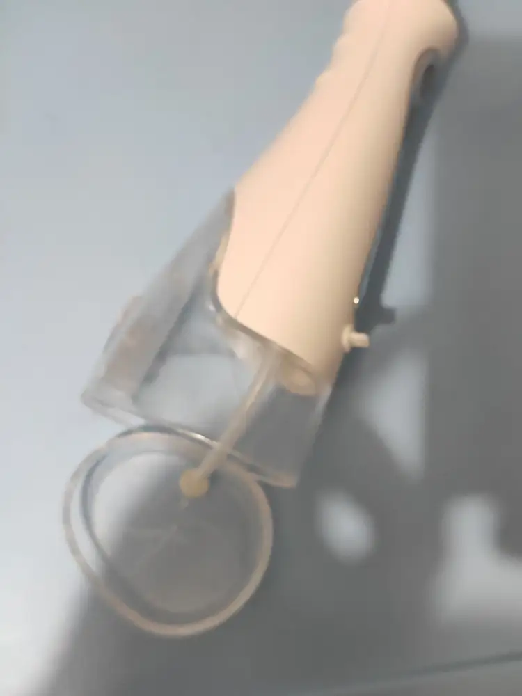 С первых дней нижняя часть протекала, а через какое-то время вовсе отпала. 
Пользовался максимум 5-7 раз!