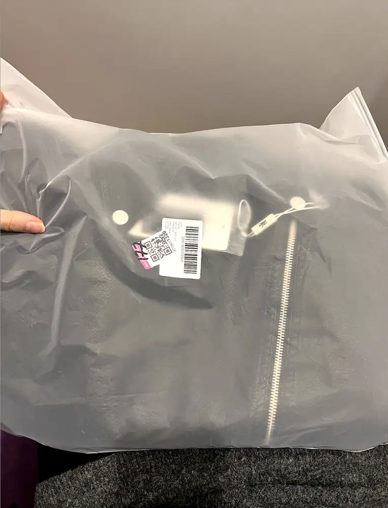 Куртка сделана аккуратно, классная! Нет торчащих ниток и каких либо изъянов. Кожзам качественный, свободный крой, на свой сорок шестой, размер L сидит свободно, буду носить с платьем
Очень понравилась упаковка, все аккуратно 🤗
Спасибо продавцу