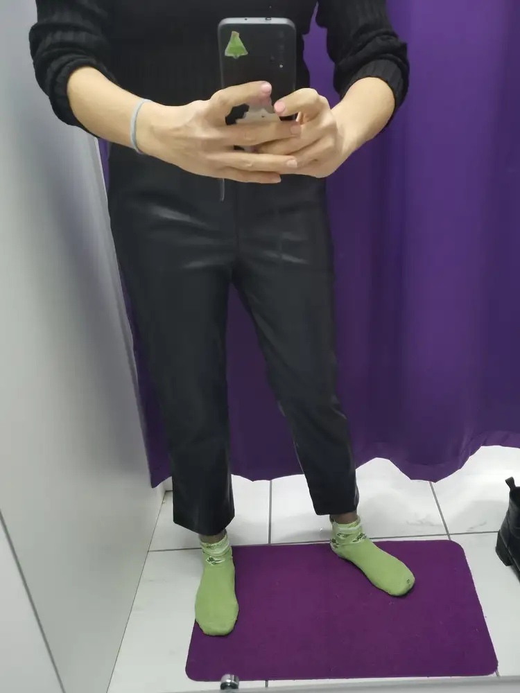 Размер М идёт на 46-48. Сели идеально, но прям коротковаты, думала длиннее будут. На рост 163. Размер L огромные. Прям на 50-52. Оба отказ.